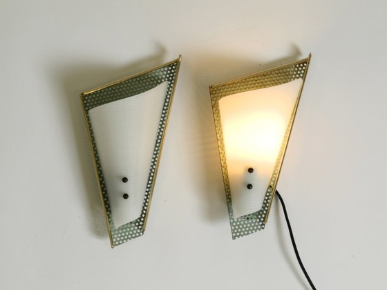 Image 1 of Ein Paar wunderschöne mintgrüne Wandlampen im Mid-Century-Modern-Stil aus perforiertem Blech mit Plexiglasschirmen