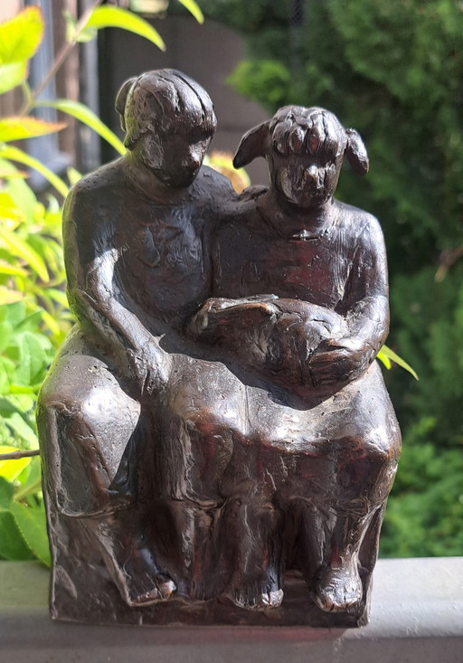 Mother and daughter with rabbit in bronze – beeldhouwkunst