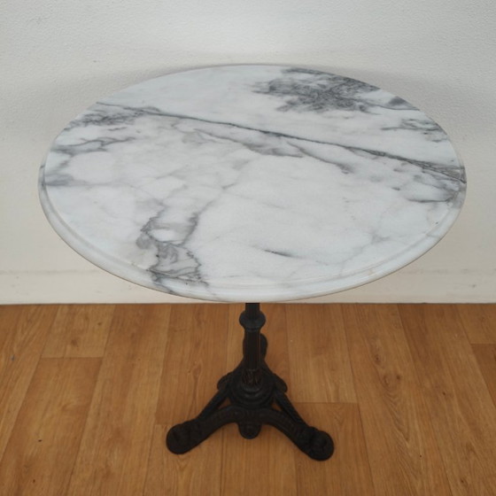 Image 1 of Tavolo da bistrot con piano in marmo e gambe in ghisa, tavolo da giardino