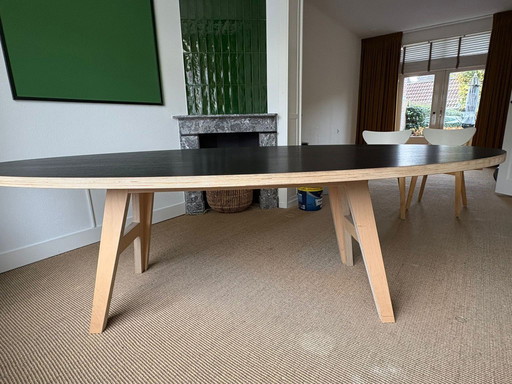Ovale tafel Nederlandse merk Arp 