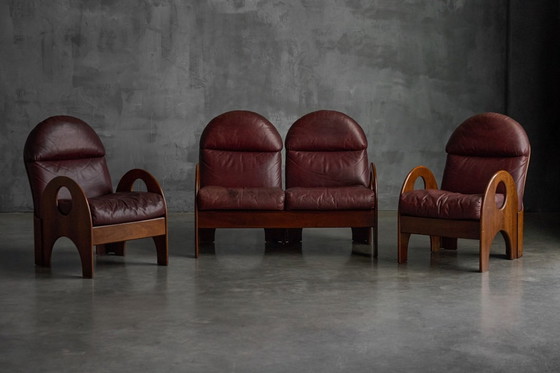 Image 1 of Arcata-Zweisitzer-Sofa von Gae Aulenti aus Walnussholz und burgunderrotem Leder, Italien, 1968