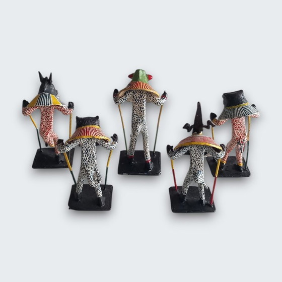 Image 1 of Ensemble de cinq statues figuratives africaines en métal peint à la main – têtes d'animaux – Afrique