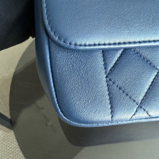 Image 1 of Chanel Chic With Me Medium - Lamsvacht gewatteerd 25 cm Marineblauw Goudkleurige hardware Serie 18
