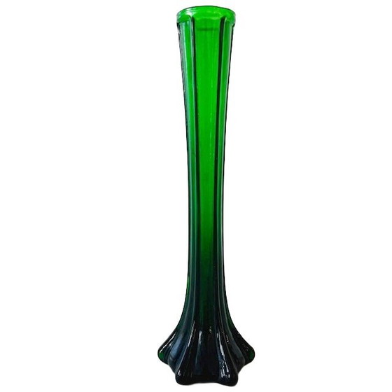 Image 1 of Vase à bourgeons vintage en verre vert, années 1930