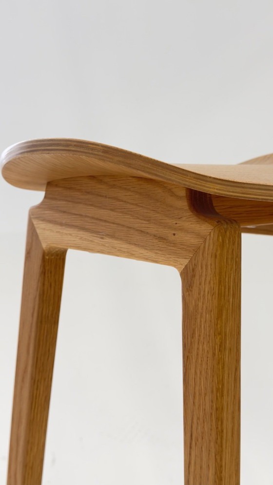 Image 1 of Twee barkrukken in eikenhout