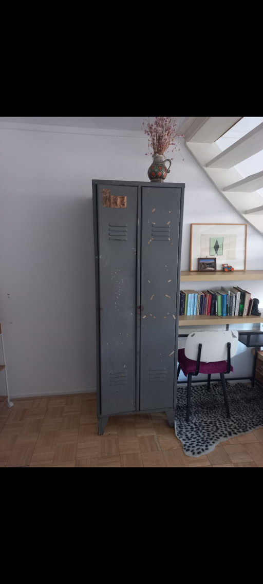 Armoire à casiers vintage robuste - avec une histoire !