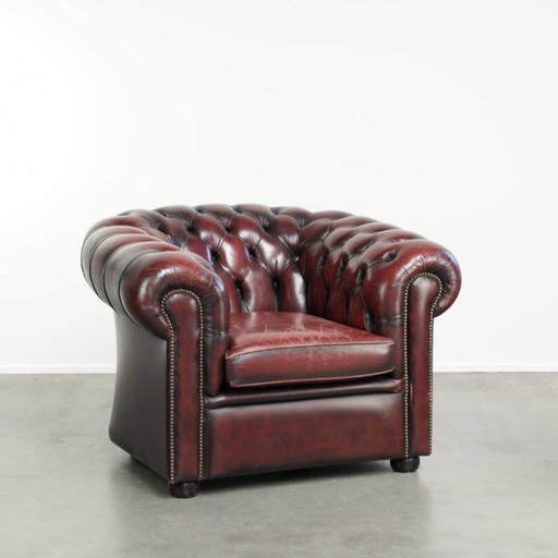 Schicker, gelebter englischer Chesterfield Club-Sessel in zeitlosem Rot