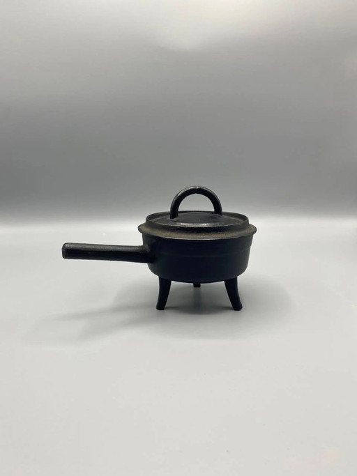 Small Black Cast Iron Tripod Pot, Long Handle, Rustic Style – decoratieve objecten, Metal