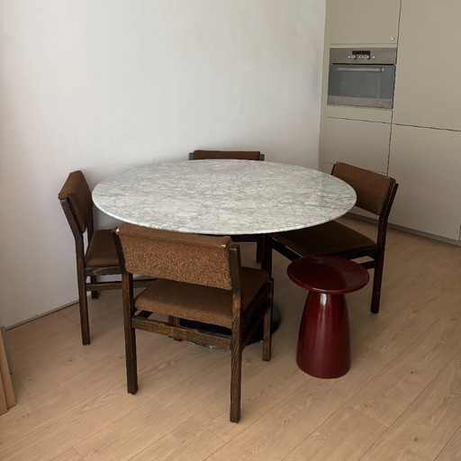 Table de salle à manger ronde en marbre - Ø130 cm, plateau blanc, piètement tulipe noir