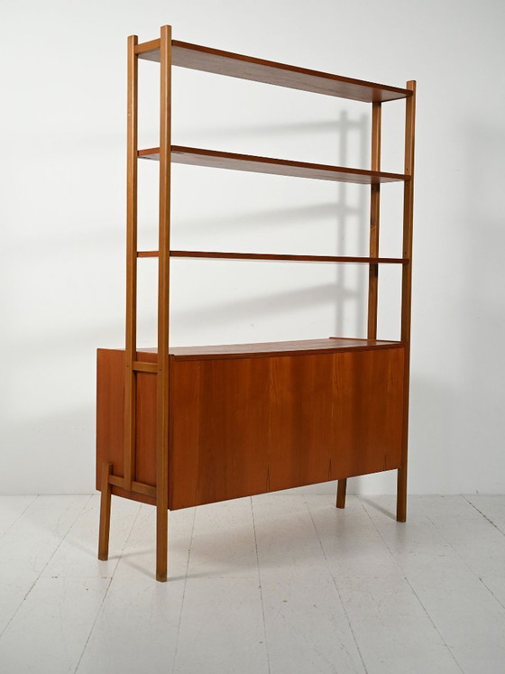 Image 1 of Skandinavisches Teak-Bücherregal mit ausziehbarem Schreibtisch