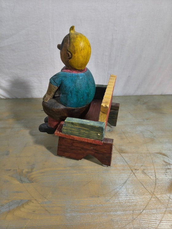 Image 1 of Kuifje op een houten bankje 