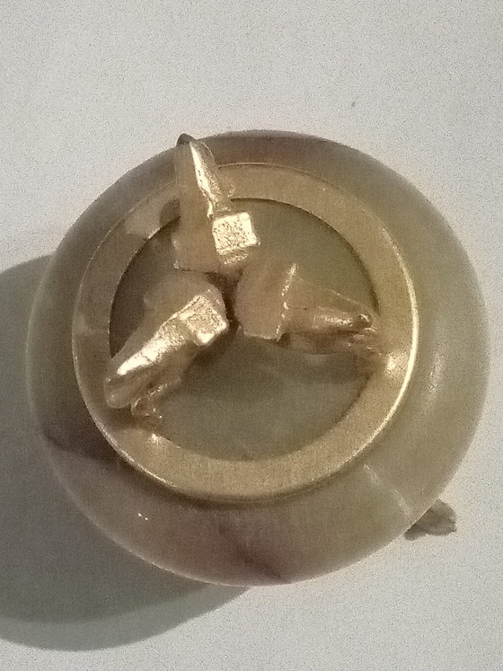 Image 1 of Onyx et laiton plaqué or, un petit bijou vintage