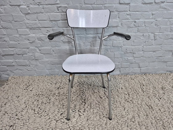 Sedie da cucina vintage Brabantia con braccioli in bachelite, Formica bianca con sottile texture lineare (photo 4 of 7)