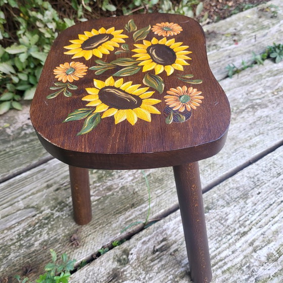 Vintage tripod stool, plant stand, sunflower patterns, Tabouret tripode, Wood, Yellow (photo 3 of 5)