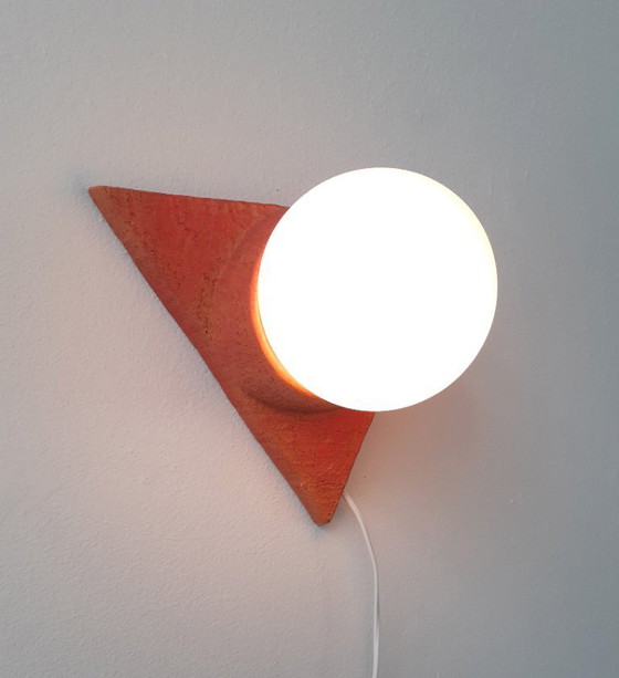 Image 1 of Keramieken vintage wandlamp met glazen bol, chamotte klei, brutalist wandlamp, oranje aardewerken mcm lamp