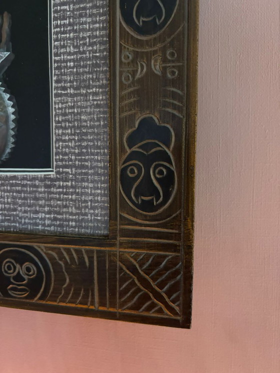 Image 1 of Cadre en bois sculpté à la main avec masque africain