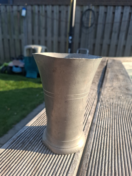 Image 1 of Taza antigua de peltre torneada a mano