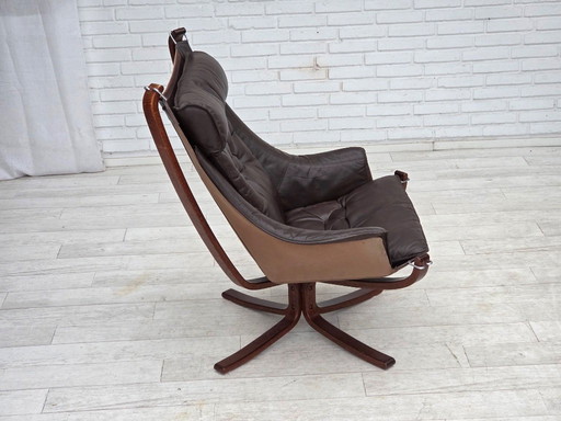 Années 1970, design norvégien de Sigurd Ressel, modèle de fauteuil lounge « Falcon ».