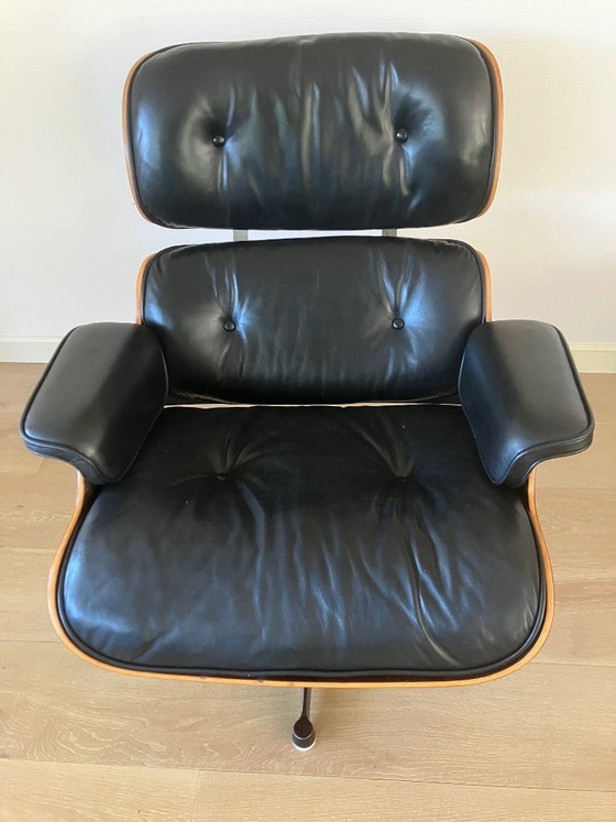 Sillón Eames Lounge original con otomana. – Vitra, Sillones, Leather, Metal (photo 5 of 10)