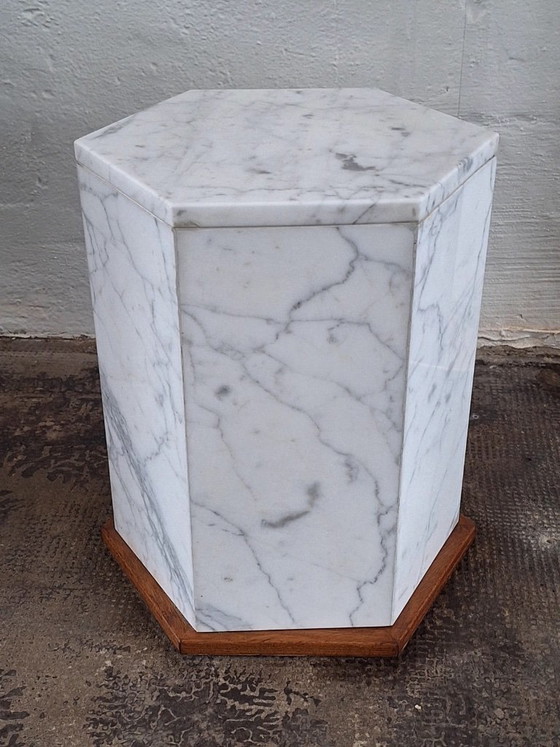 Italienischer sechseckiger Monolith-Beistelltisch/Sockel aus Carrara-Marmor – Beistelltische, Marble (photo 9 of 15)