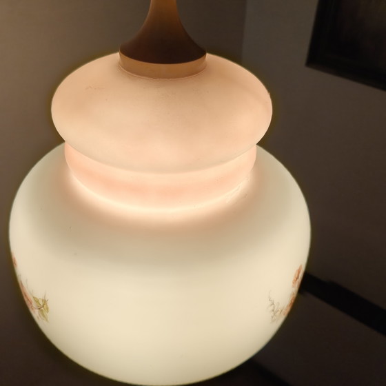 Image 1 of Lampada a sospensione vintage belga in vetro opalino con decorazioni floreali – Plafoniera in vetro rosa latte