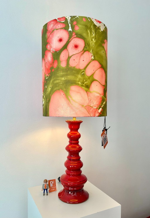 Pied de lampe vintage de style pagode, design du milieu du siècle. Couleur de la glaçure : rouge vif.