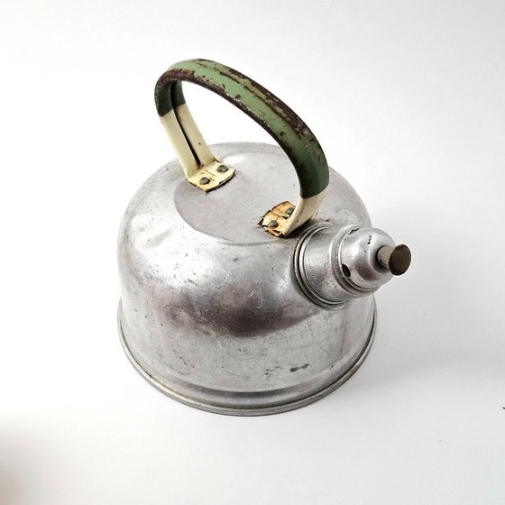 Image 1 of Antica teiera in alluminio: un'ottima decorazione per la cucina di una casa di campagna. Prodotta in Inghilterra.