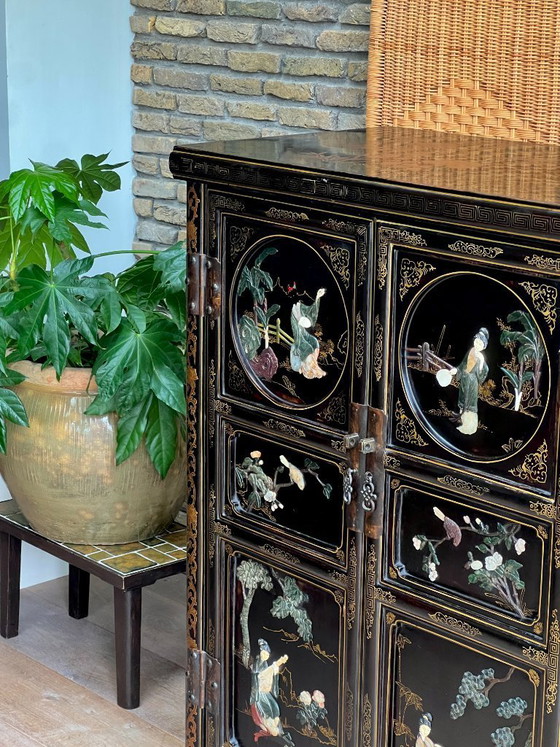 Image 1 of Armario chinoiserie antiguo con incrustaciones de nácar - Armario lacado chino
