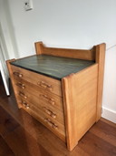 Commode met lederen details
