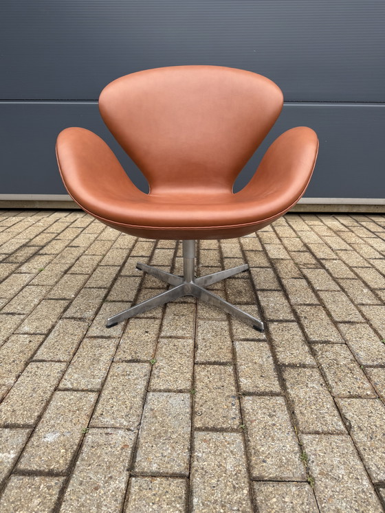 Image 1 of Fritz Hansen Swan chair Cognac leder, NIEUWstaat!!