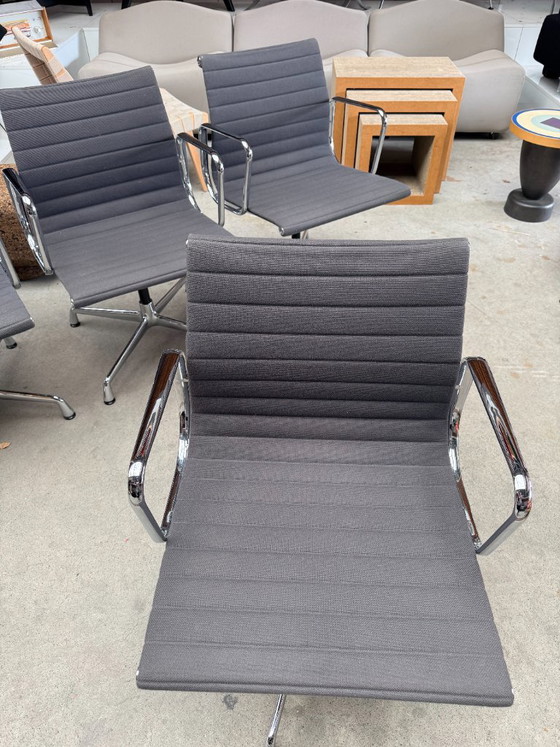 Vitra Eames EA108, Charles y Ray Eames (stock: 7) – Sillas de conferencia, Textil, Aluminio (photo 22 of 23)