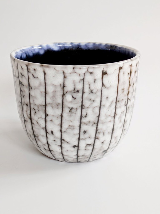 Vintage-Übertopf aus ungarischer Majolika, weiß getüncht, mit Sgraffito-Verzierungen, Keramik aus der Mitte des 20. Jahrhunderts