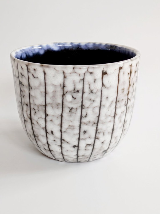 Image 1 of Maceta antigua de mayólica húngara, esmalte blanqueado, diseños de esgrafiado, cerámica de mediados de siglo.