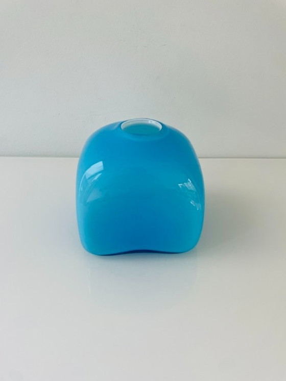 Image 1 of Vase en verre soufflé à la bouche, de forme cubique bleue