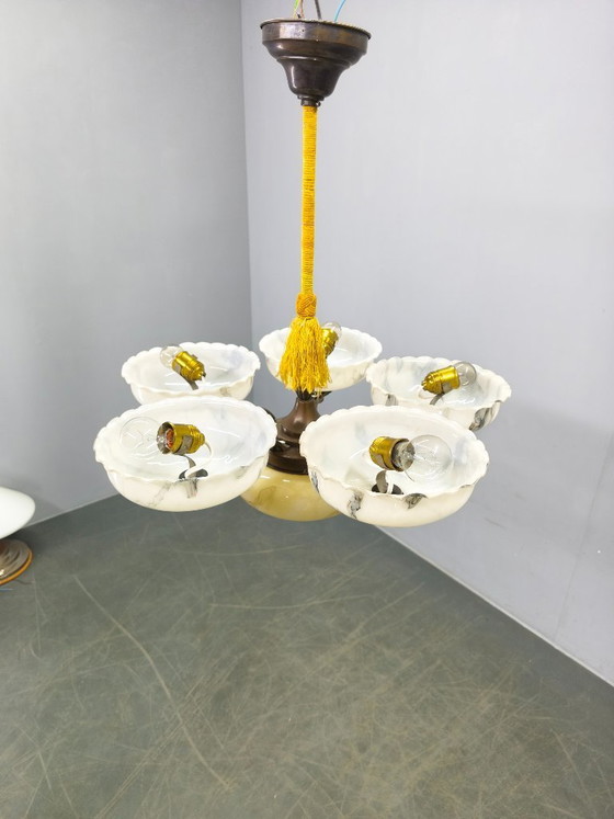Image 1 of Lustre Art Déco tchèque des années 1940 en laiton et verre opalin