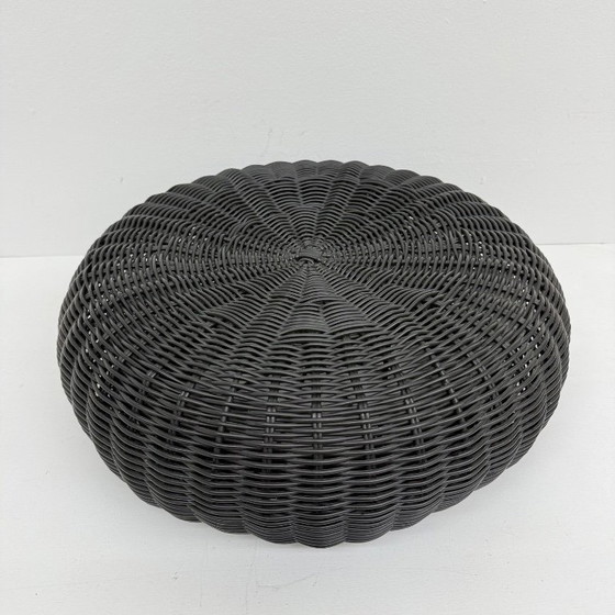 Pouf rotondo in plastica intrecciata, grigio scuro, Ikea, Poggiapiedi e pouf, Modern (foto 5 di 13)