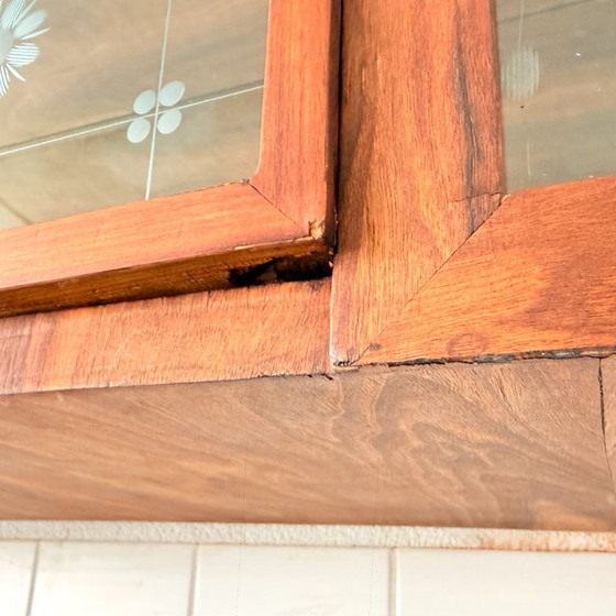 Image 1 of Art-deco stijl hangvitrine met bloemgravure