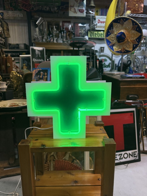 Neon lichtbak groen kruis vintage apotheek