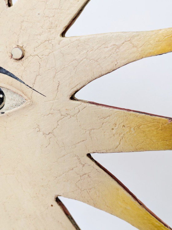 Scultura cinetica vintage a forma di volto di sole, in metallo dipinto a mano. – Sculture (photo 9 of 18)
