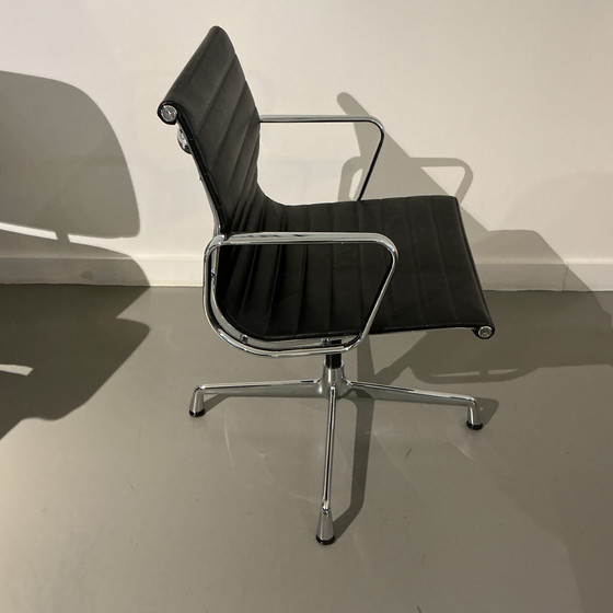 Image 1 of Vitra Eames EA 104