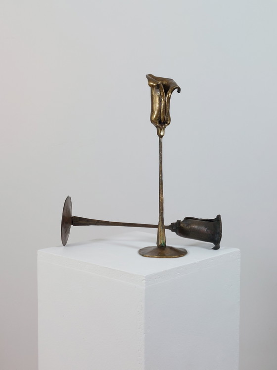 Image 1 of Coppia di candelieri floreali in ottone vintage di metà secolo con decoro a tulipano