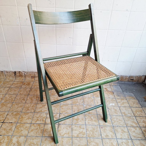 Sedia pieghevole vintage in legno con seduta in rattan
