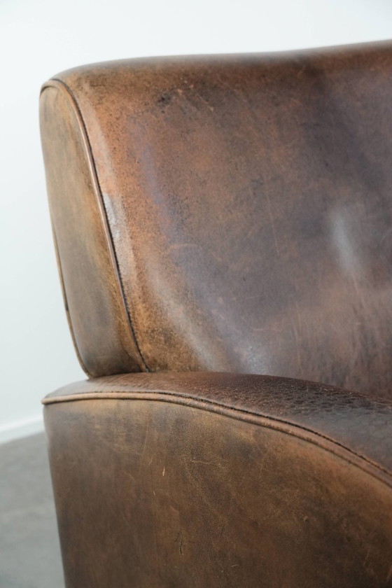 Image 1 of 2 x Vintage schapenleren design fauteuil in een donkere cognac kleur