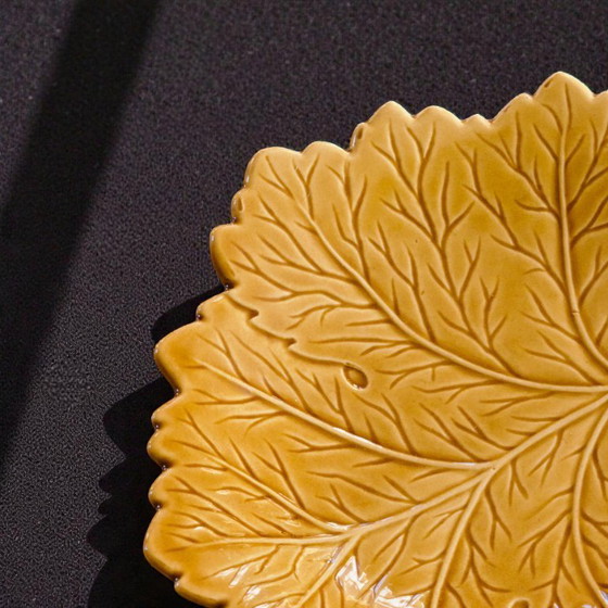 Image 1 of Große, antike Schmuckschale aus ockerfarbenem Steingut mit Blattmuster.