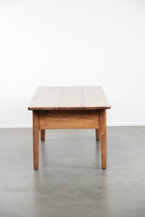 Image 1 of Antieke Franse salontafel gemaakt van vruchtenbomenhout uitgevoerd met twee lades