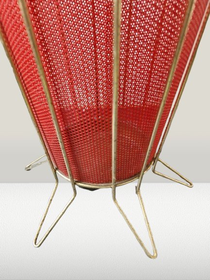 Image 1 of vintage parapluhouder uit de jaren 50 in de stijl van Matégot, met een messing frame en rood geperforeerd metaal.