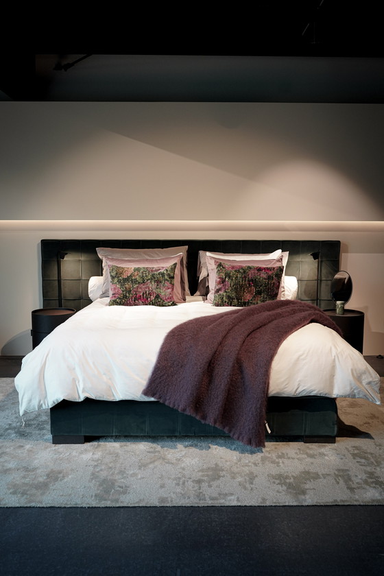 Image 1 of Letto Napoli con biancheria da letto – Comodini Moon Satellite – Tappeto Flush – Lampada da terra Tab