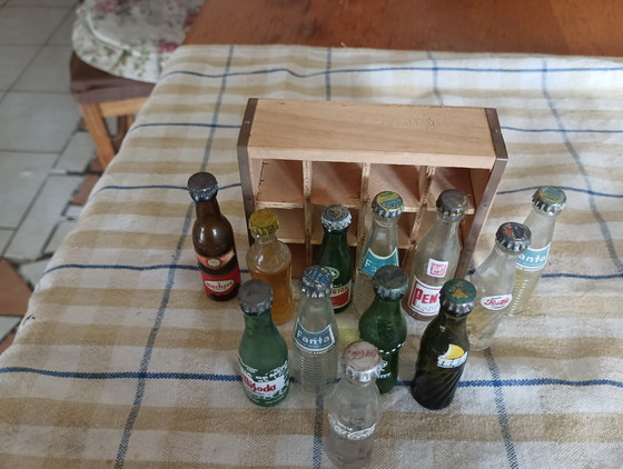 Image 1 of Rare coffret miniature de bouteilles vintage des années 1960 avec son étui d'origine, industrie argentine