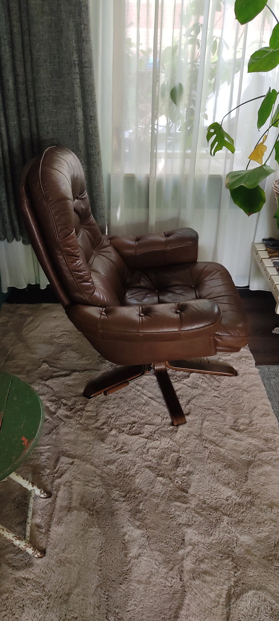 Image 1 of Fauteuil pivotant vintage scandinave en cuir