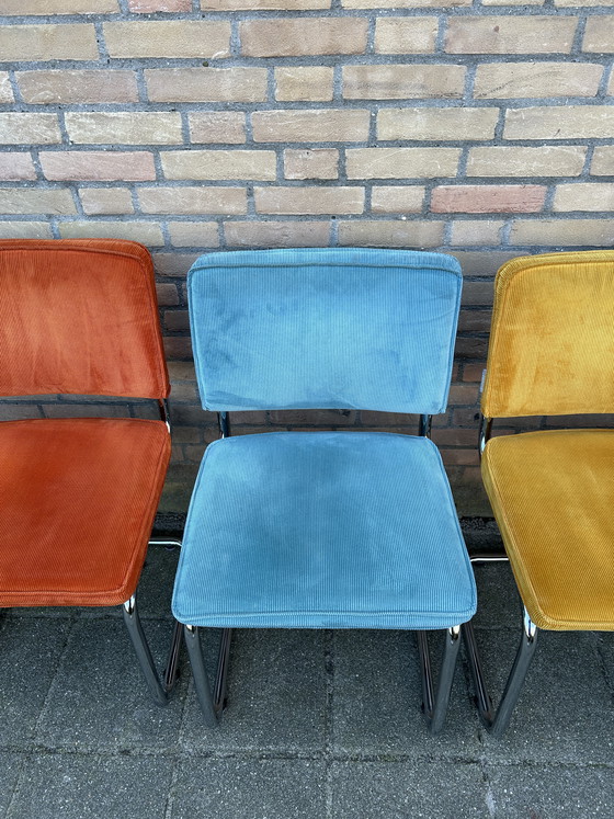 Image 1 of 6 Zuiver Ridge Stühle mit geripptem Stoffbezug und Rohrrahmen